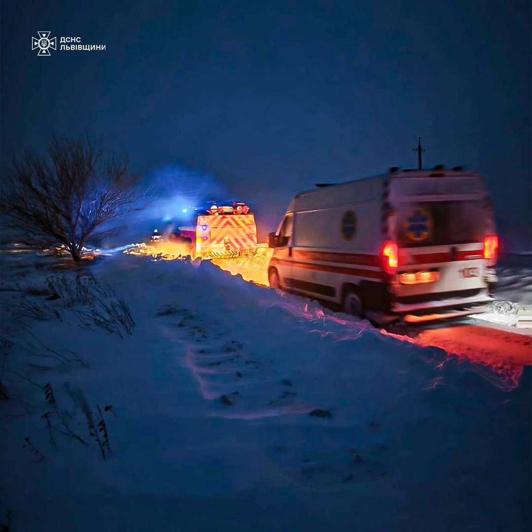 На Львівщині рятувальники визволяли зі снігових заметів автомобілі швидкої допомоги