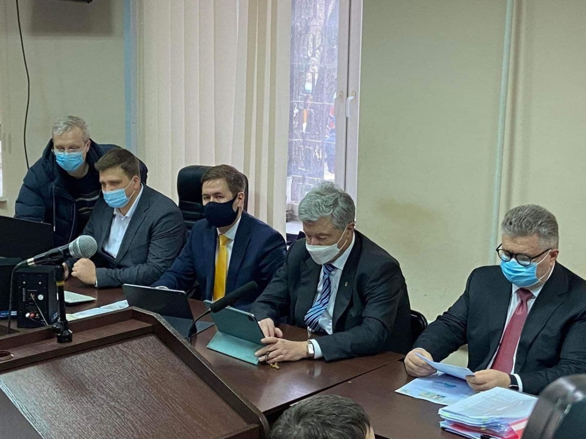 Охорона Печерського суду не пропустила знімальну групу NTA на засідання у справі Порошенка