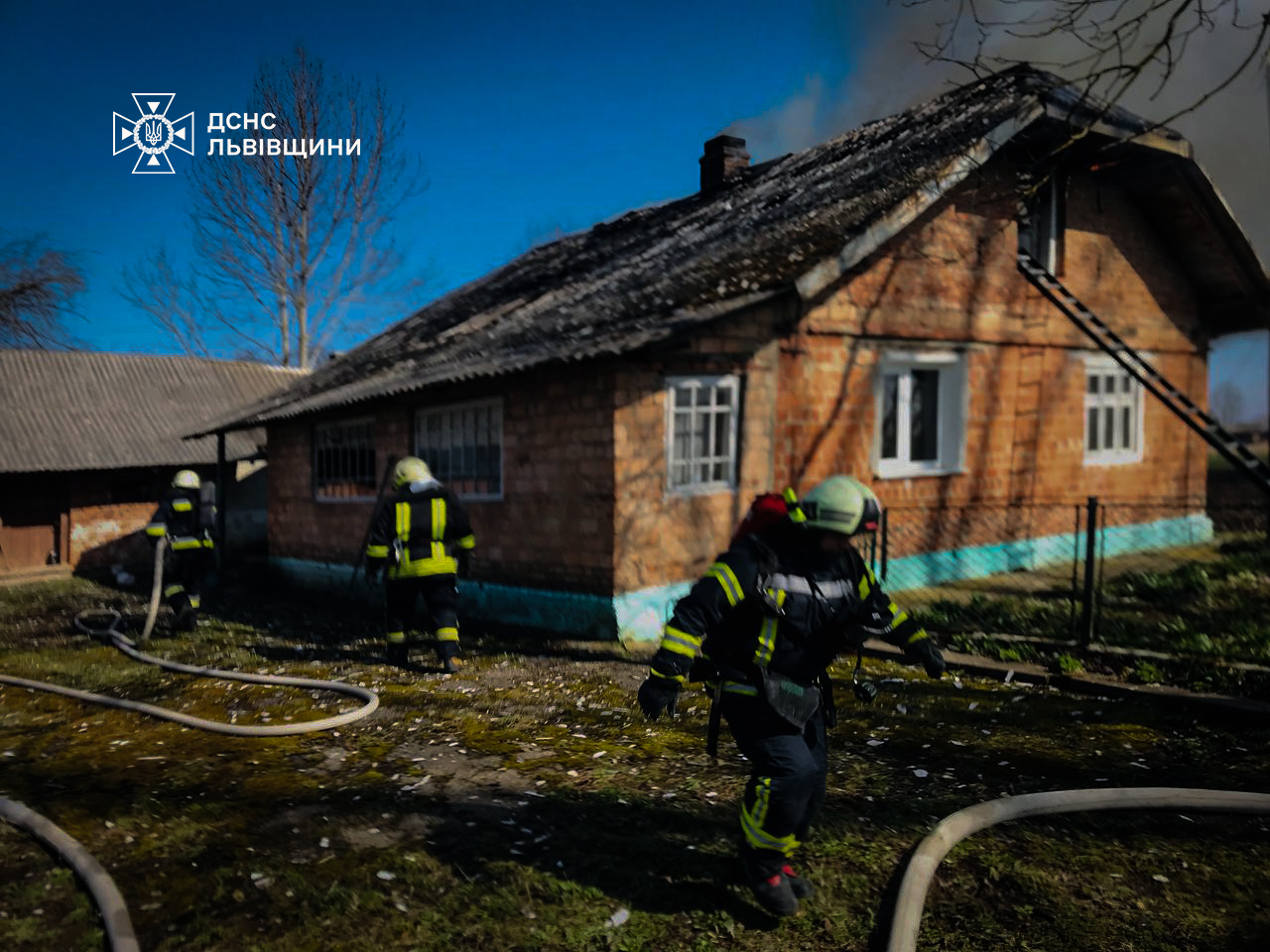На Львівщині горів будинок: рятувальники повідомили деталі (фото)