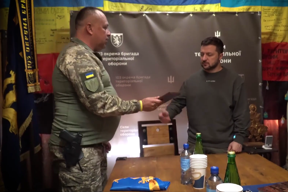 Зеленський відвідав українських військових на одному з найгарячіших напрямків
