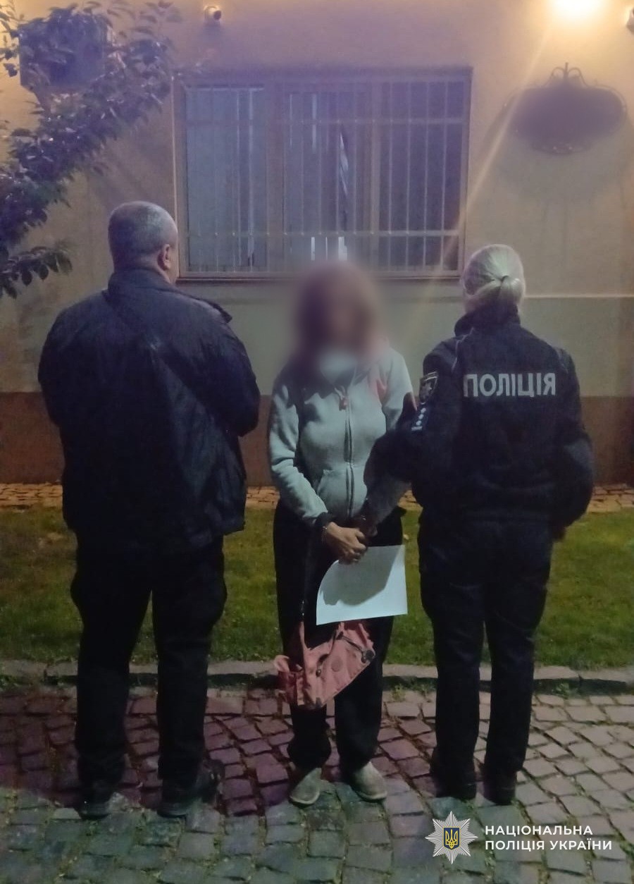 На Закарпатті жінка проштрикнула ножем чоловіка: є фото з місця злочину