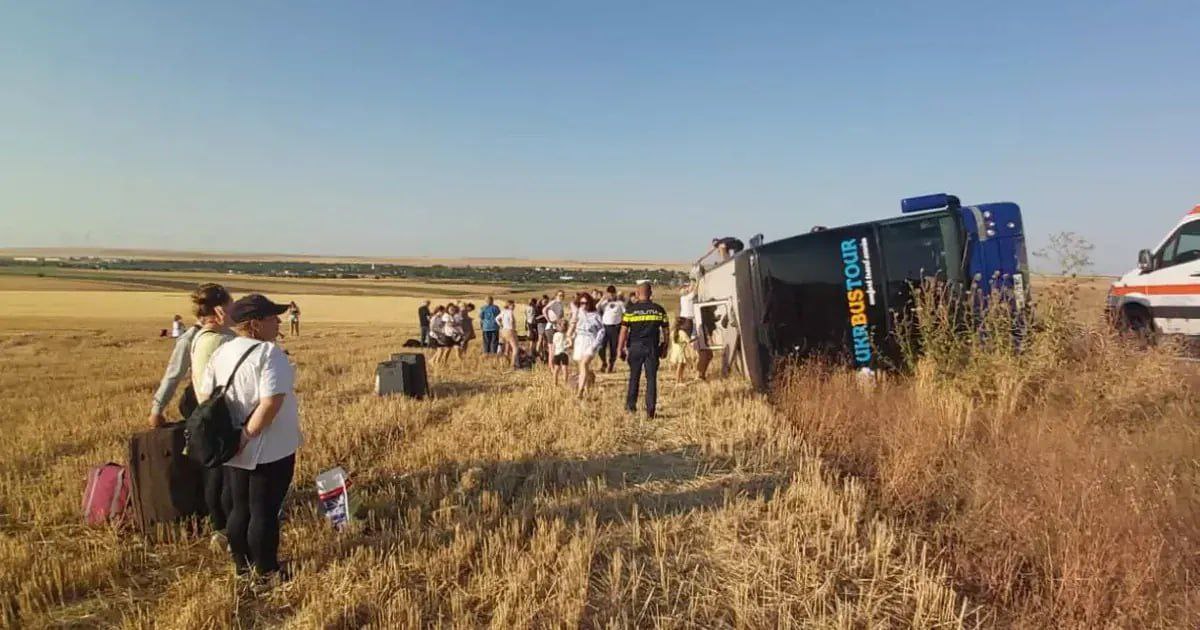 У Румунії перекинувся автобус із 55 українцями всередині (фото)