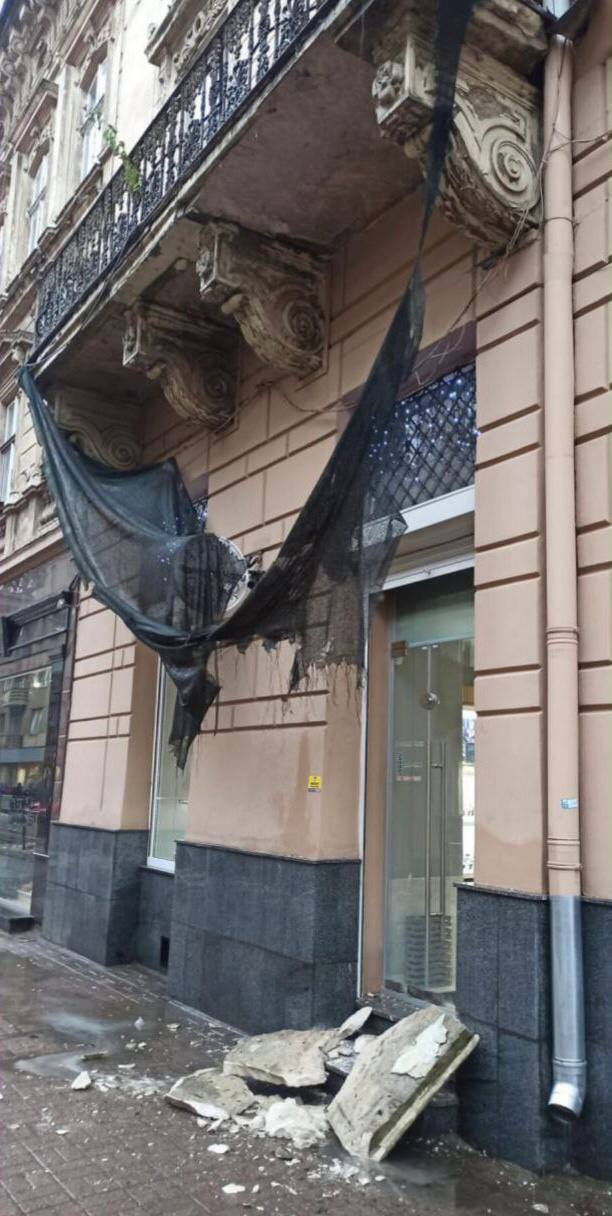 Саме проходили люди. В центрі Львова на тротуар обвалилася частина балкону. Фото дня