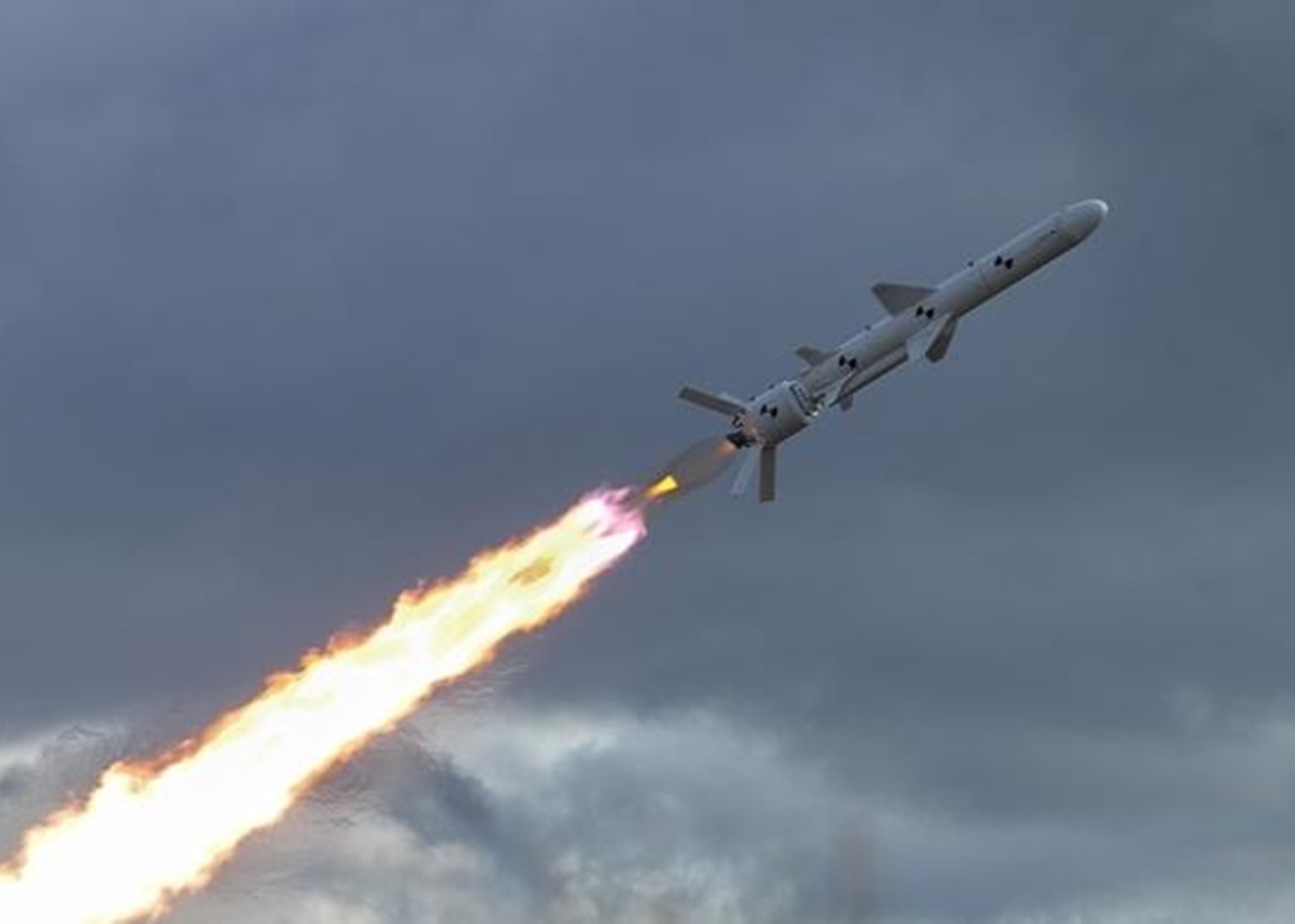 На Дніпропетровщині ракета окупантів влучила у приватний будинок