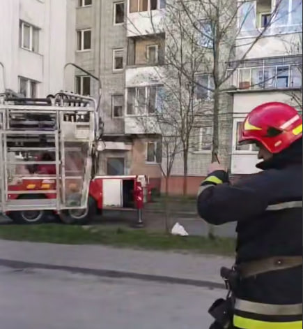 У Львові жінка застрягла на балконі: рятували за допомогою спецтехніки (відео)