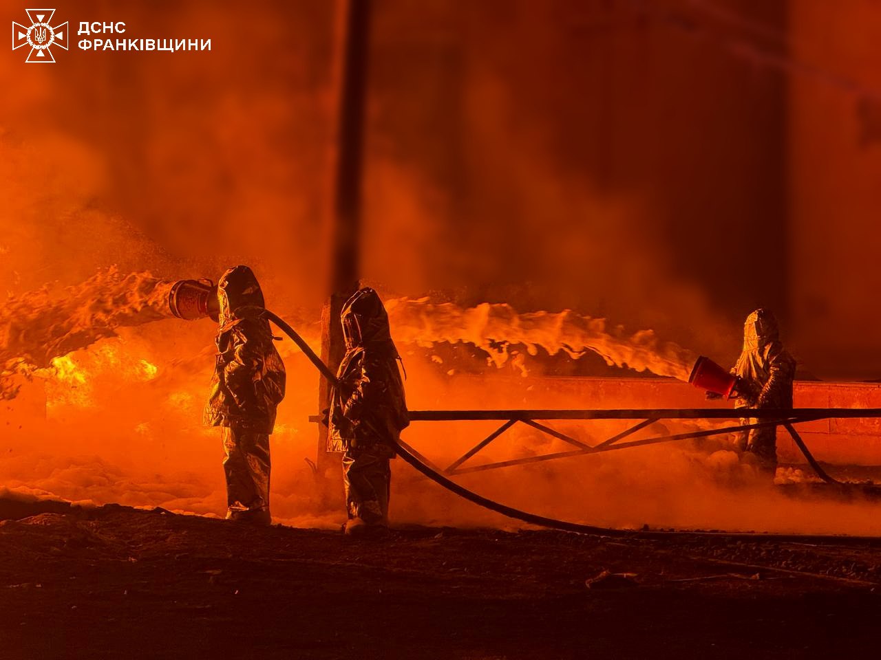 Масштабна пожежа на Франківщині внаслідок ворожої атаки: постраждали рятувальники