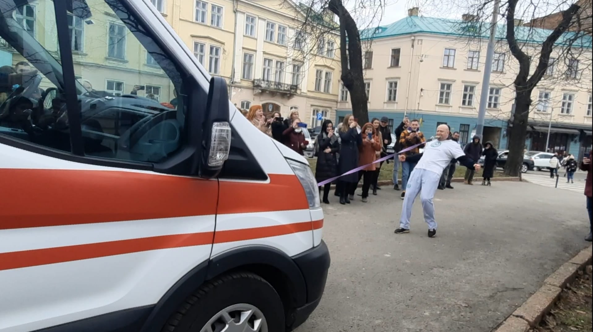 У Львові лікар протягнув зубами "швидку" із 20 дітьми