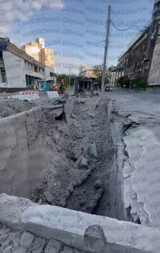 З'явилося відео величезної вирви на місці російського удару по підземному переходу у Києві