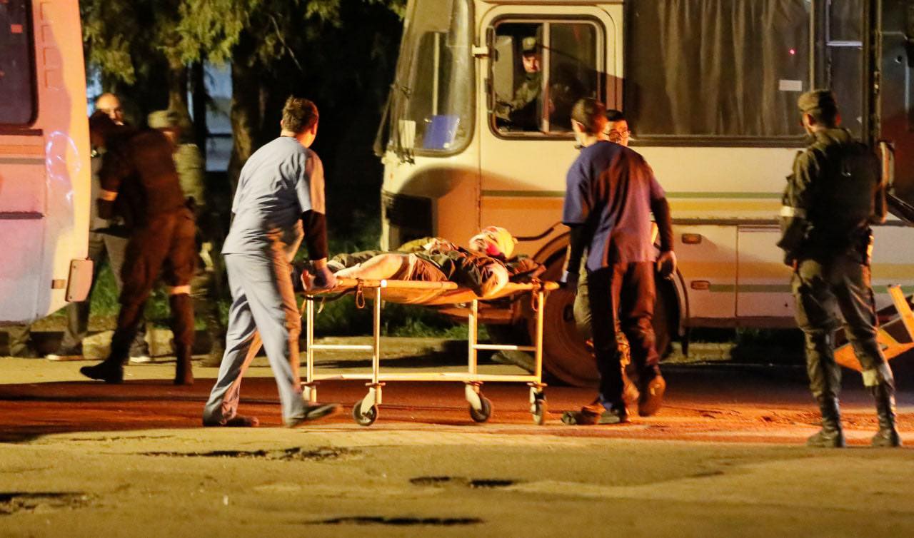 Автобуси з українськими захисниками виїхали з "Азовсталі"  - ЗМІ
