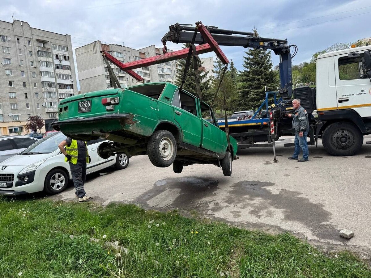 З вулиць Львова примусово забрали ще 5 занедбаних автівок: список адрес (фото)
