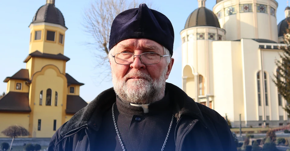 З'явилося відео, як на Львівщині прощаються з відомим священником