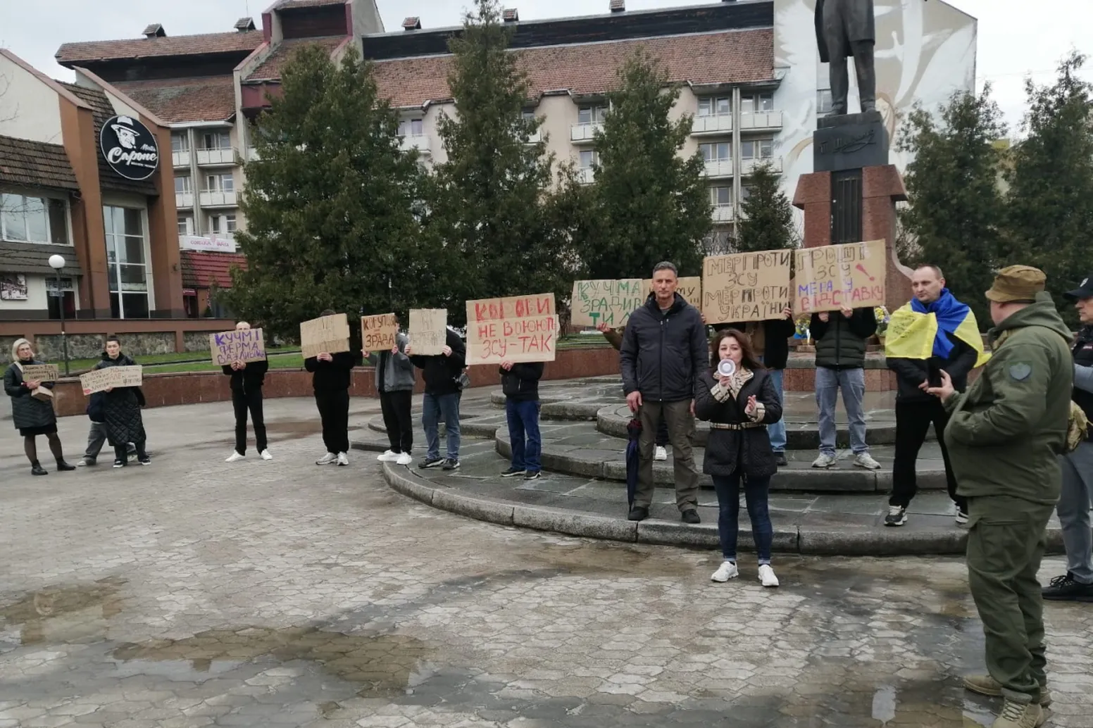 У Дрогобичі жителі на мітингу забороняли відкривати «МакДональдз» в центрі міста: яка причина