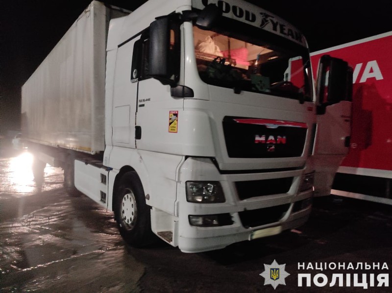 На Львівщині вантажівка наїхала на пішохода: постраждалий у лікарні