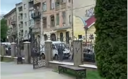 В Івано-Франківську чоловік із ножем порізав шини авто під час хвилини мовчання (ВІДЕО)