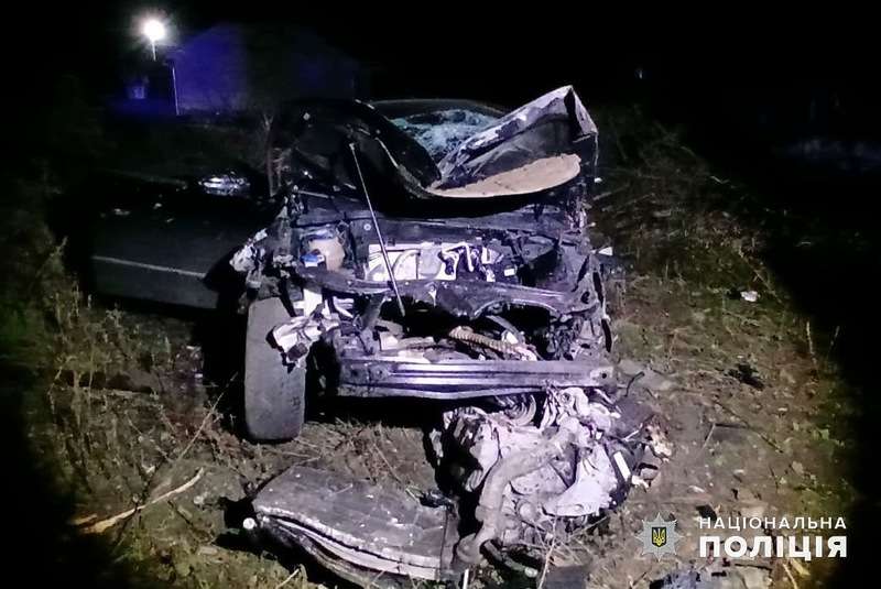 На Буковині авто влетіло в будинок: є загиблий