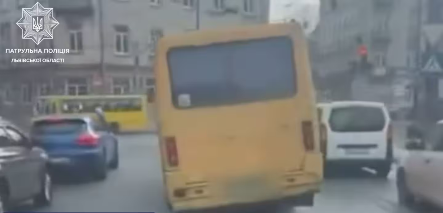 Корито, а не маршрутка: у Львові патрульні зняли з рейсу перекошений автобус (відео)
