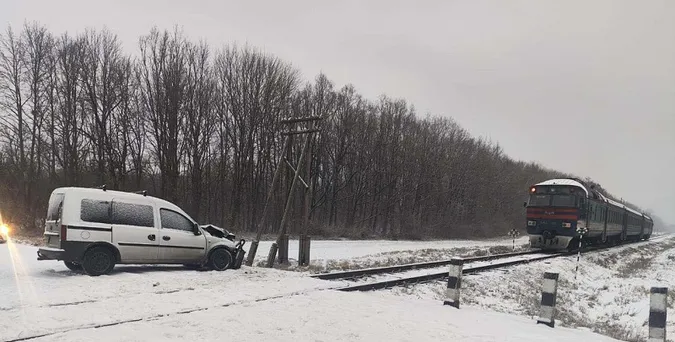 На Волині потяг протаранив авто: з'явилися фото з місця аварії