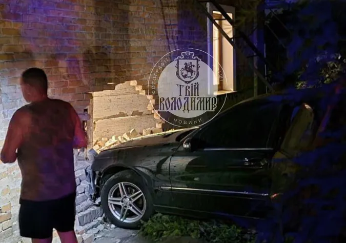 На Волині авто пробило стіну в житловому будинку (фото)