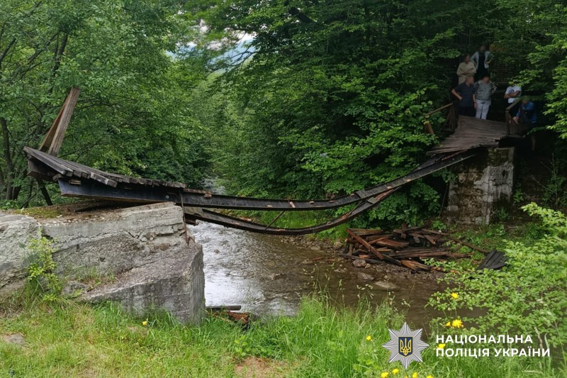 З'явилося відео моменту обриву мосту з дітьми на Буковині
