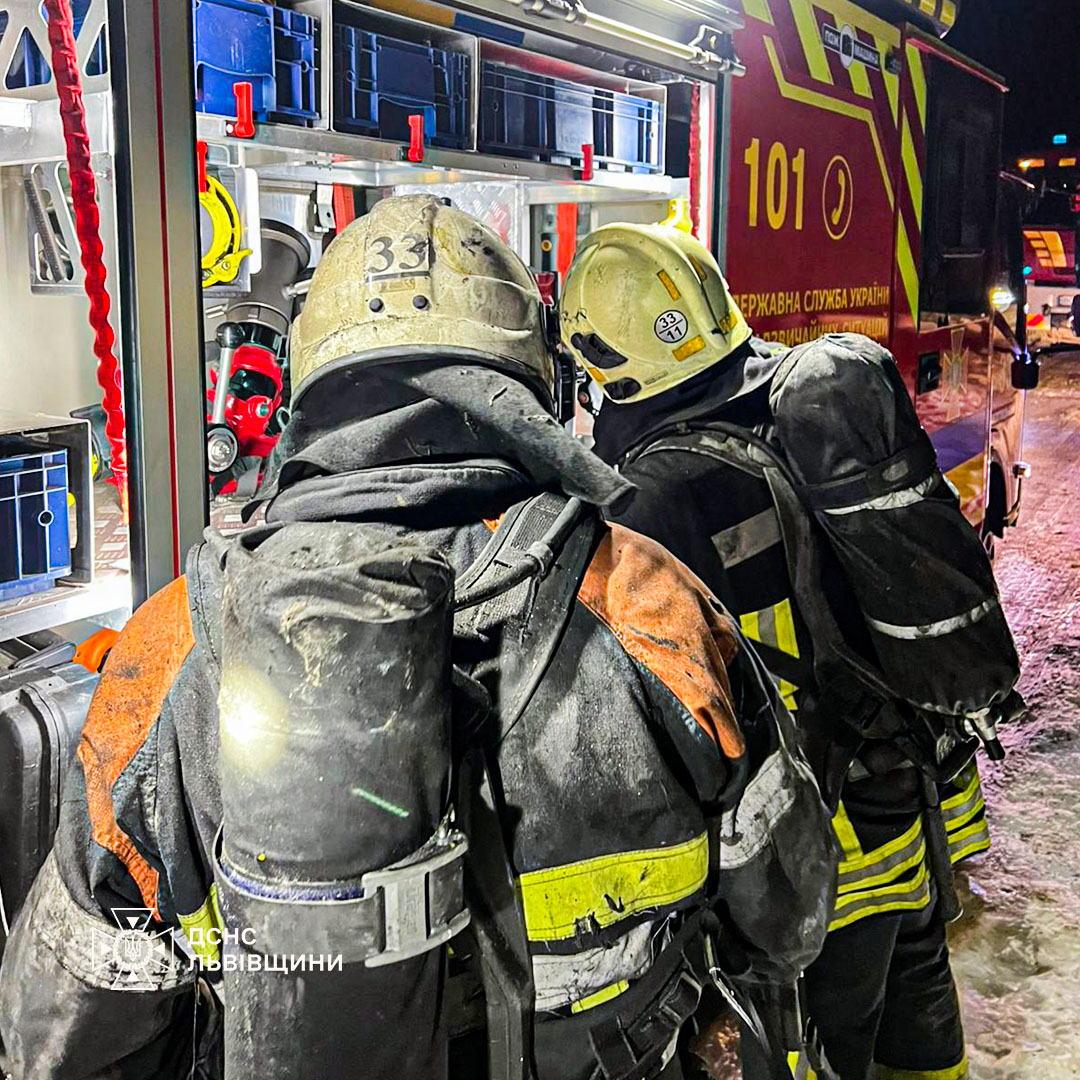 На Львівщині посеред ночі загорівся підвал багатоповерхівки