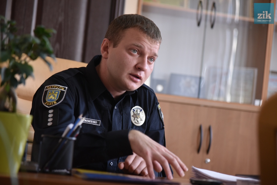 Перепустка для дівчини очільника патрульної поліції Львівщини. Деталі скандалу. Наживо