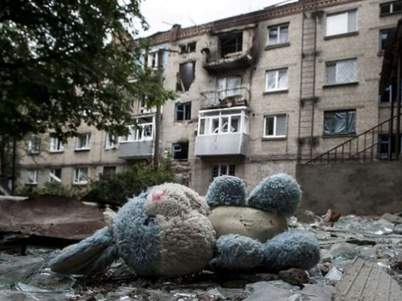 Внаслідок збройної агресії РФ в Україні постраждало щонайменше 995 дітей