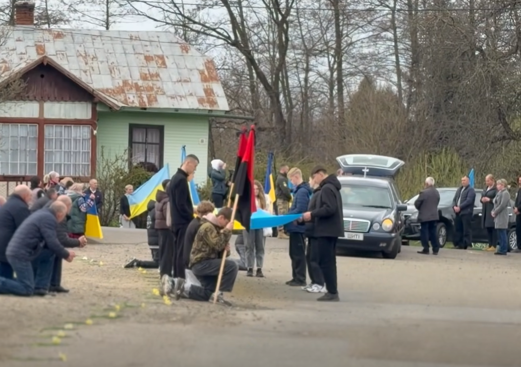 Загинув під час штурму на Сході: на Львівщині прощаються з Романом Кобрином (фото)