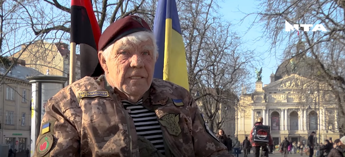 Це честь, коли називають бандерівцем: історія 77-річного волонтера Дяді Гріші із Херсона