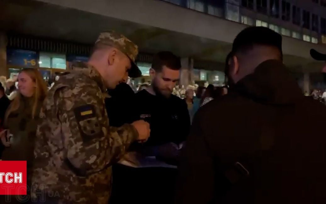 У Києві ТЦК масово перевіряли чоловіків, що виходили з концерту «Океан Ельзи»