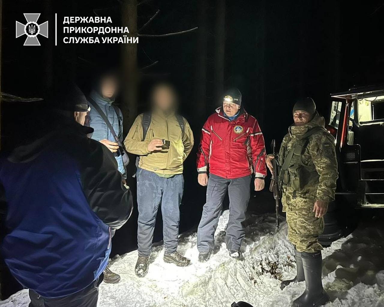 Замість Румунії – лікарня: у Карпатах знайшли двох чоловіків, які три дні блукали горами