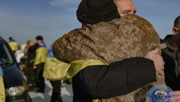 Обмін полоненими напередодні Великодня: близько 250 українських захисників повернуться додому - Reuters