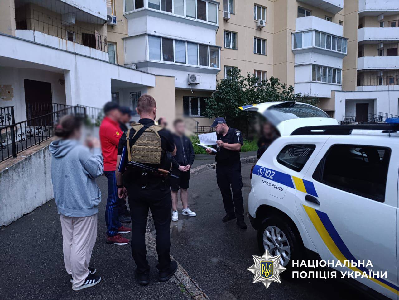 У Києві на Троєщині 19-річний молодик влаштував стрілянину: Його затримали