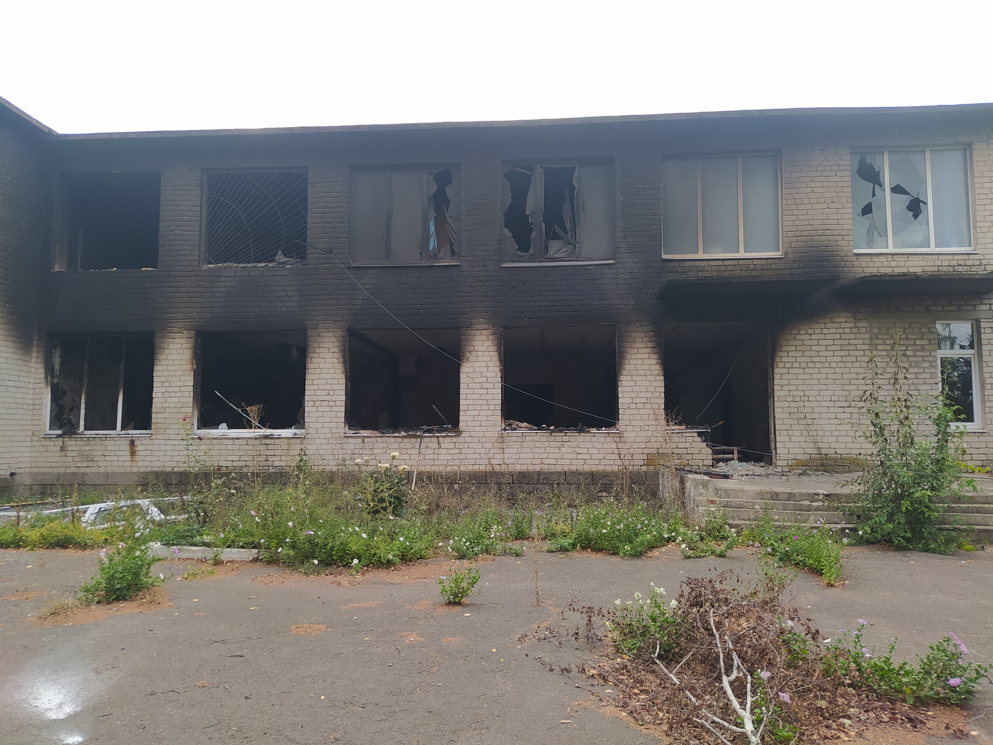 Рашисти вдарили фосфорними снарядами по Запорізькій області. Згоріли будинки та школа