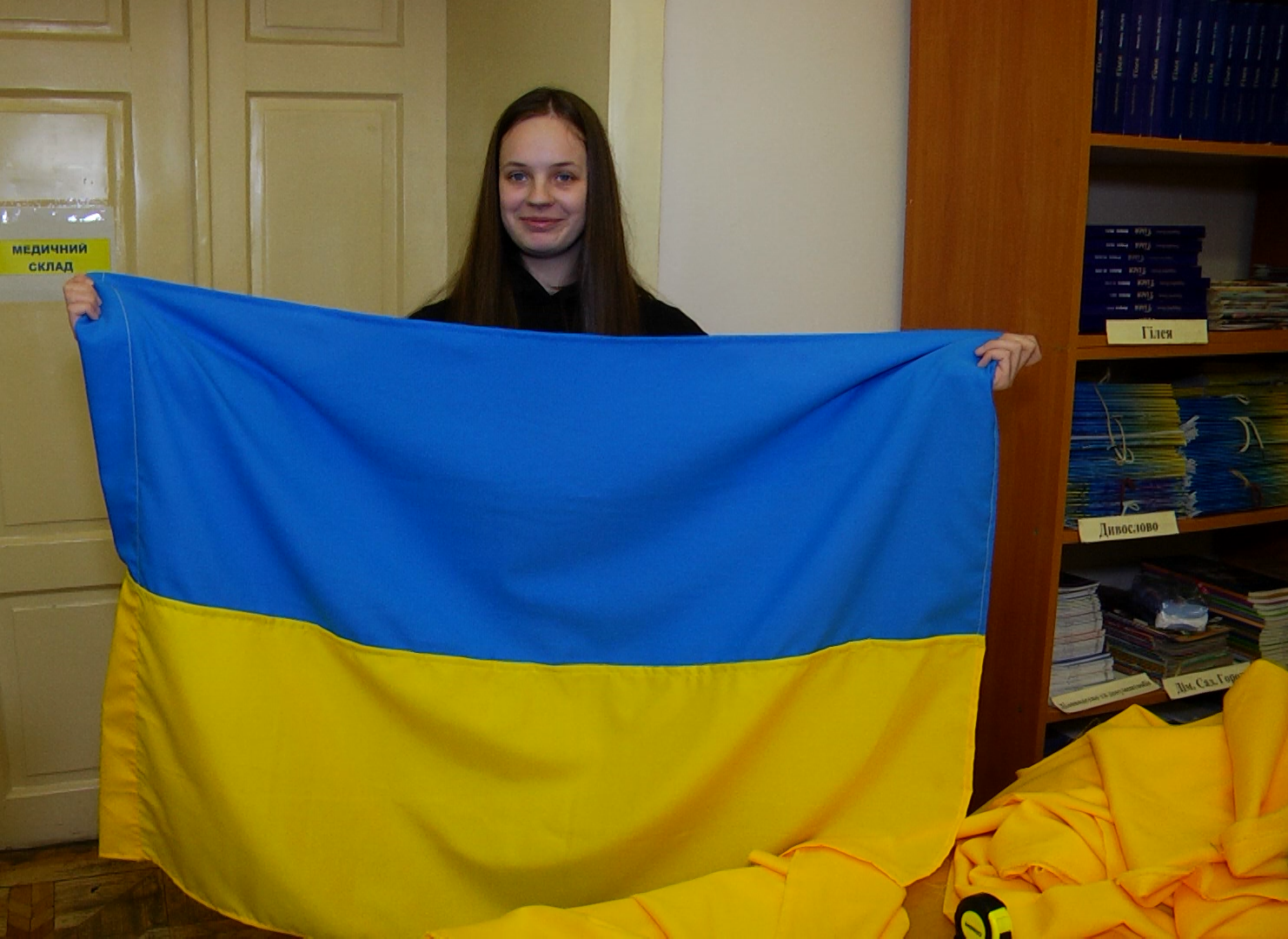 У львівській бібліотеці волонтерки шиють українські прапори для військових
