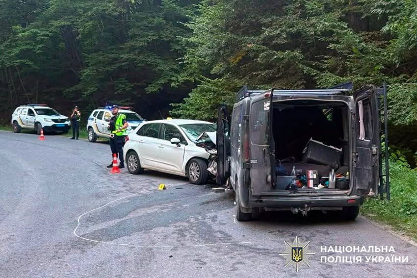 Медики виборюють здоров'я малюка: на Хмельниччині сталася жорстка аварія