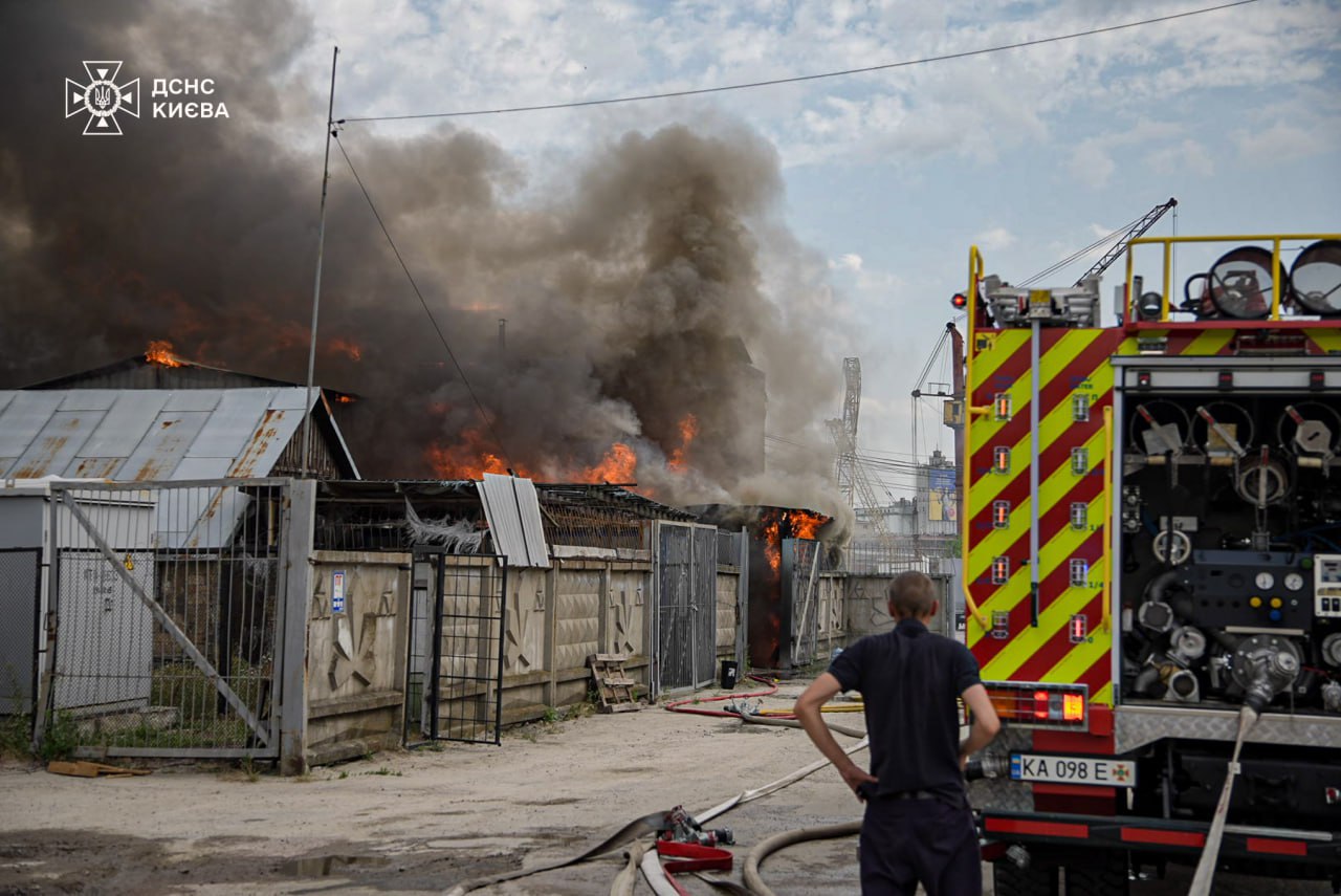 Потужна пожежа у Києві, яку видно з різних районів міста: що відомо (фото)