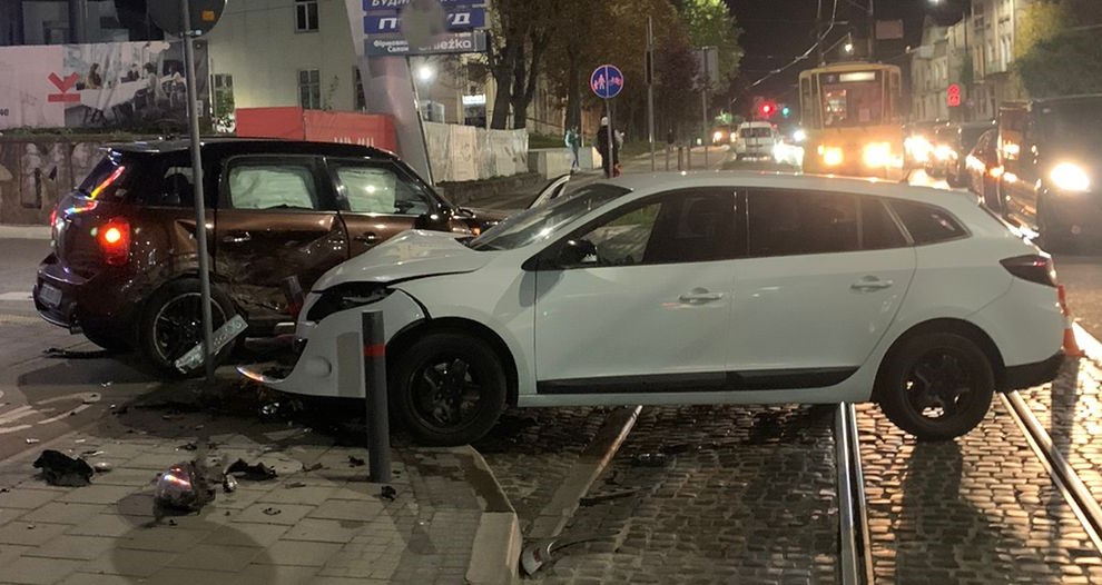 У Львові зіткнулися дві автівки: в лікарню потрапили 38-річна жінка та 2-річний хлопчик