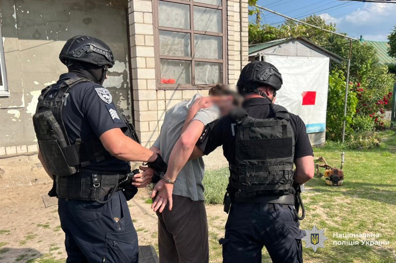 Обгорнувся російським триколором під час похорону військового: На Вінниччині затримали чоловіка