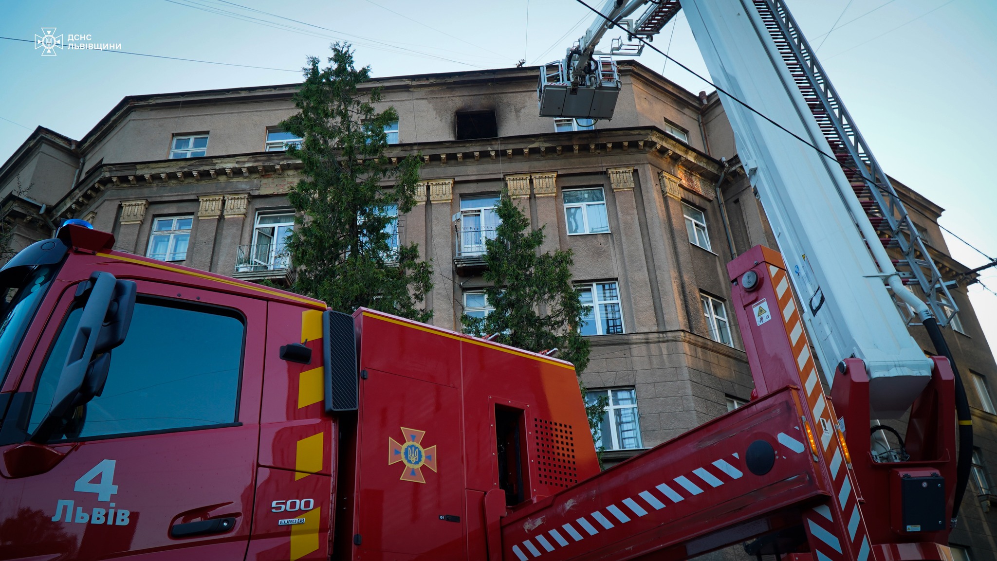 Сильна пожежа у п'ятиповерхівці у Львові: з'явилася нова інформація (фото)