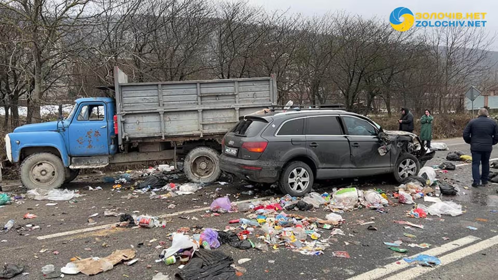 На Львівщині легковик врізався у вантажівку зі сміттям (фото)