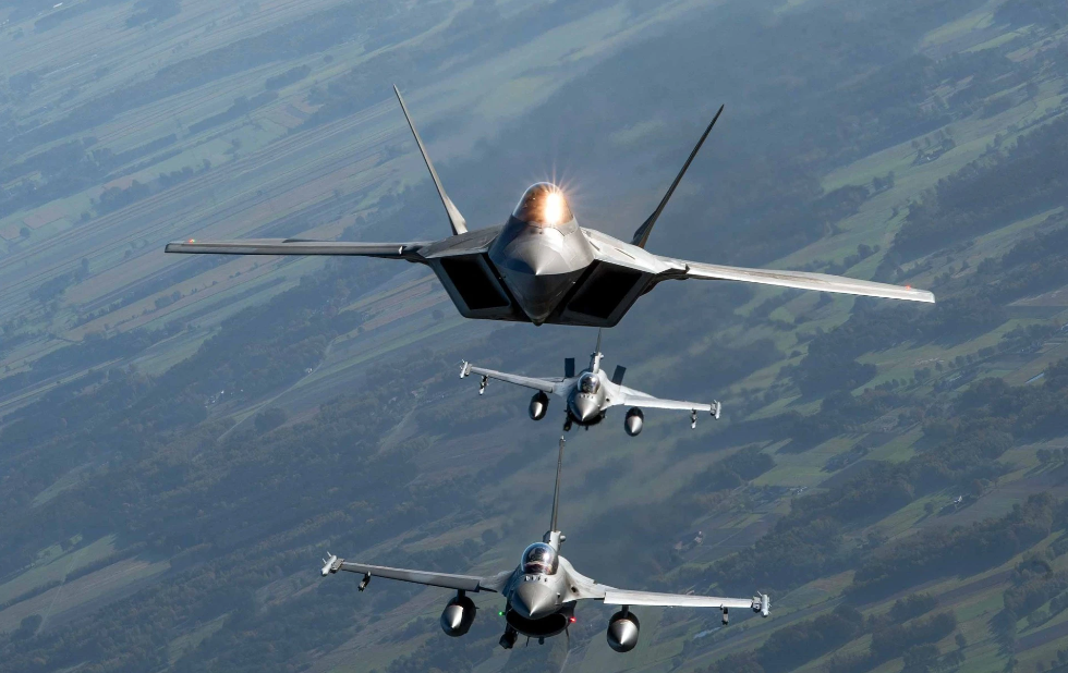 24 літаки за один долар. США продадуть Польщі винищувачі F-22 Raptor