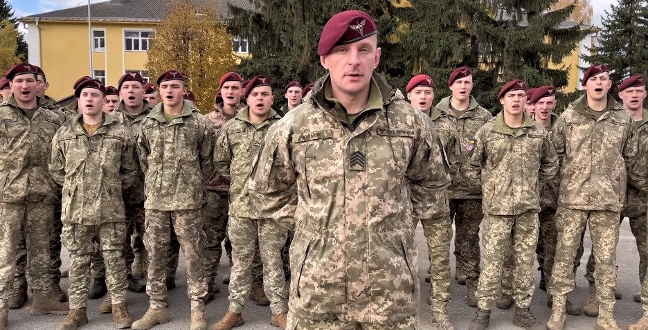 Батько наш Бандера. Десантники 80-ї бригади подякували учням за флешмоб і також заспівали