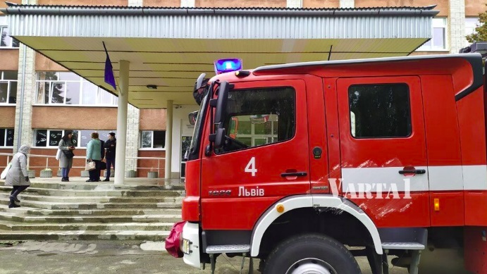 Евакуювали понад сотню людей: у Львові сталася пожежа в школі