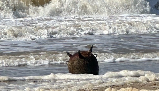 На Одещині на берег винесло морську міну: військові її знищили (відео)