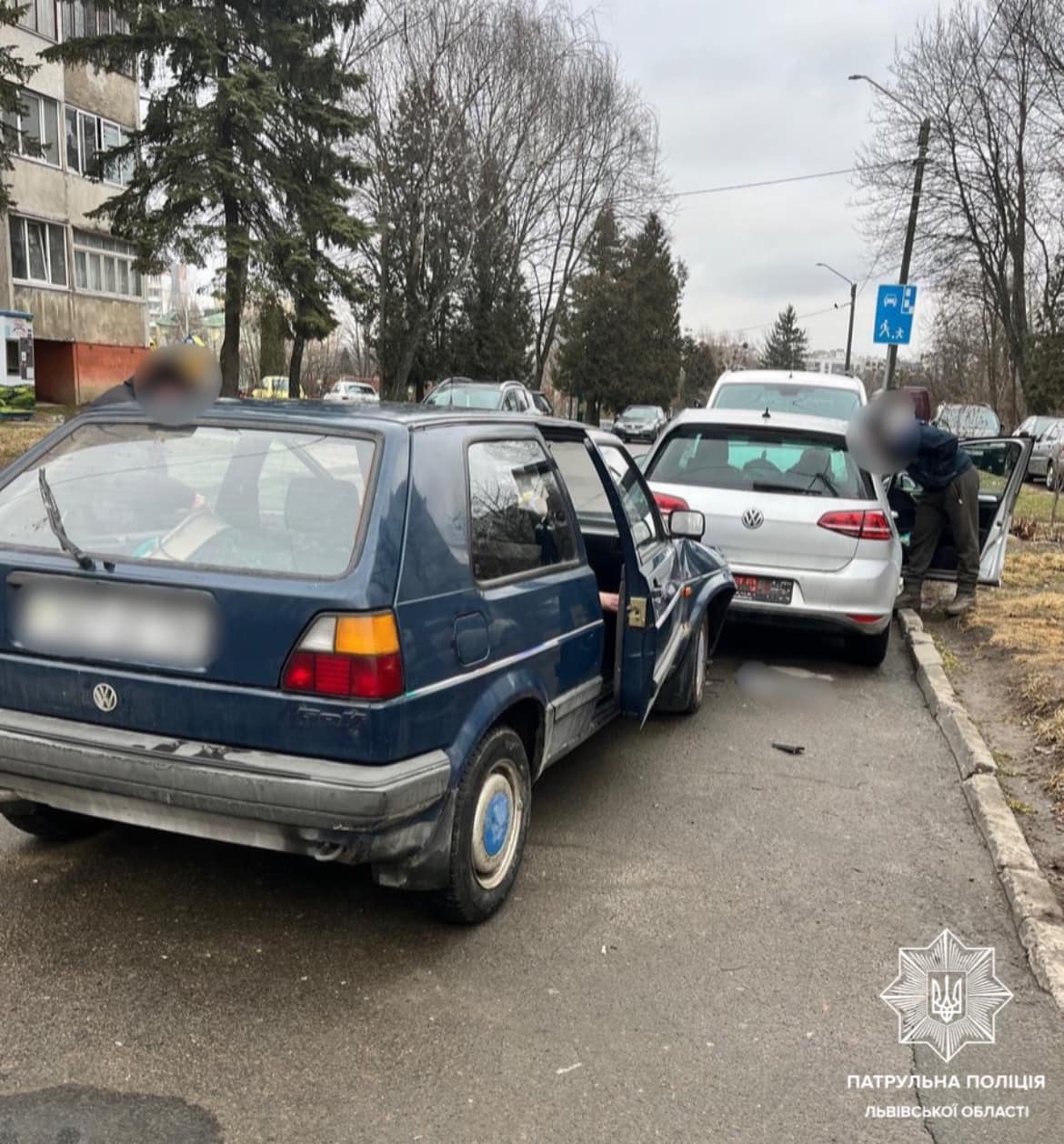 Курйоз дня: у Львові водій після аварії почав пити алкоголь перед патрульними (фото)