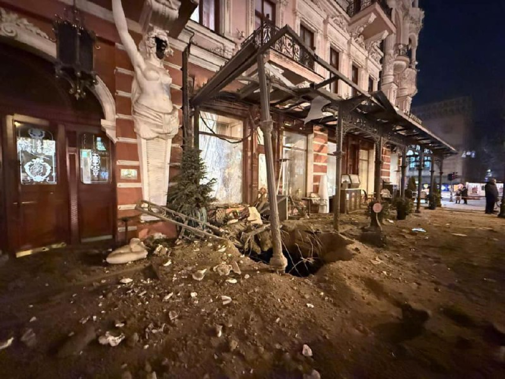 Вибухи в Одесі: з'явилося відео вирви від ракети у центрі міста