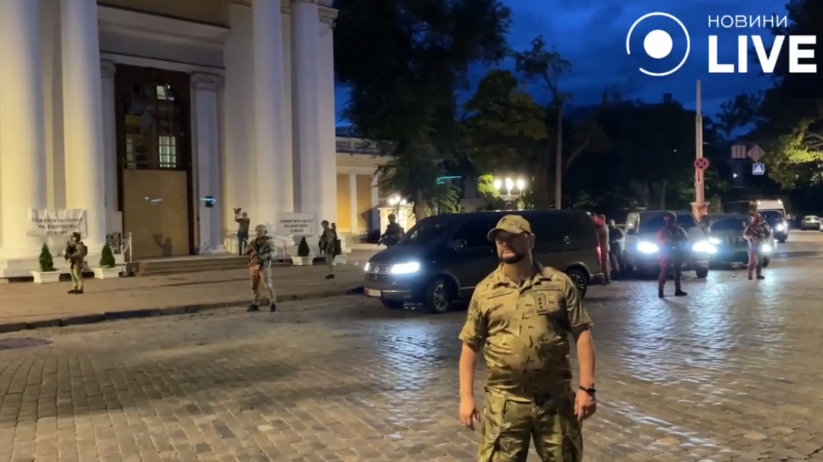 Зеленський приїхав в Одесу та побував у Спасо-Преображенському храмі, в який влучила ракета