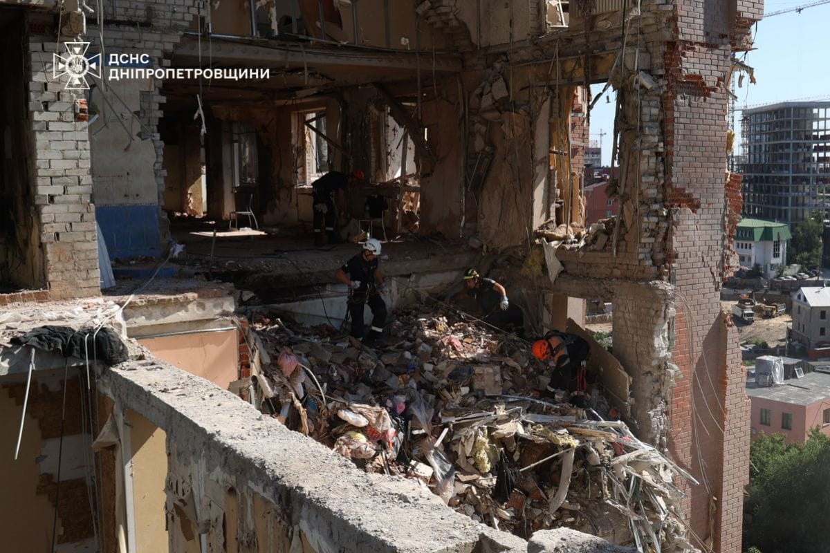 У Дніпрі продовжують шукати людей під завалами: що відомо