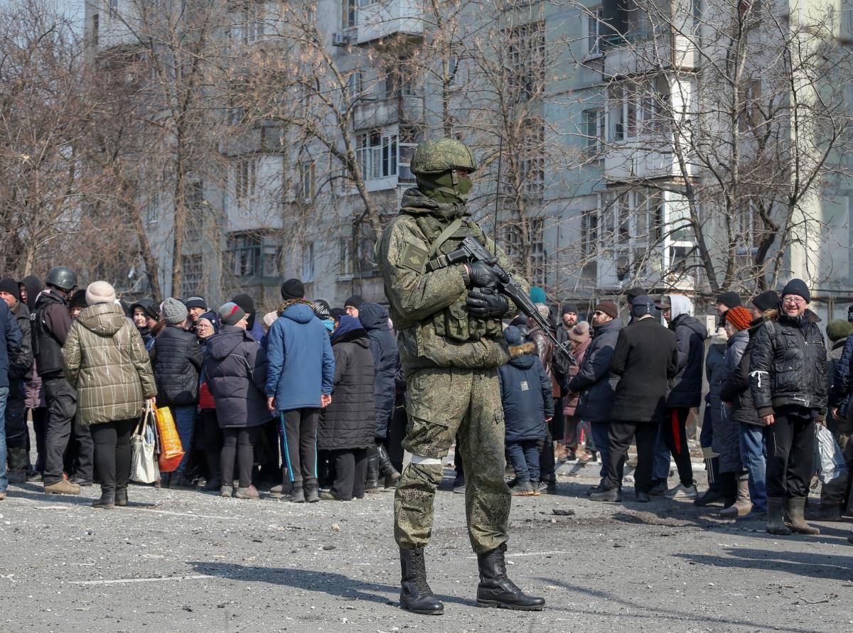 Окупанти грабують мирних мешканців і проводять примусову паспортизацію