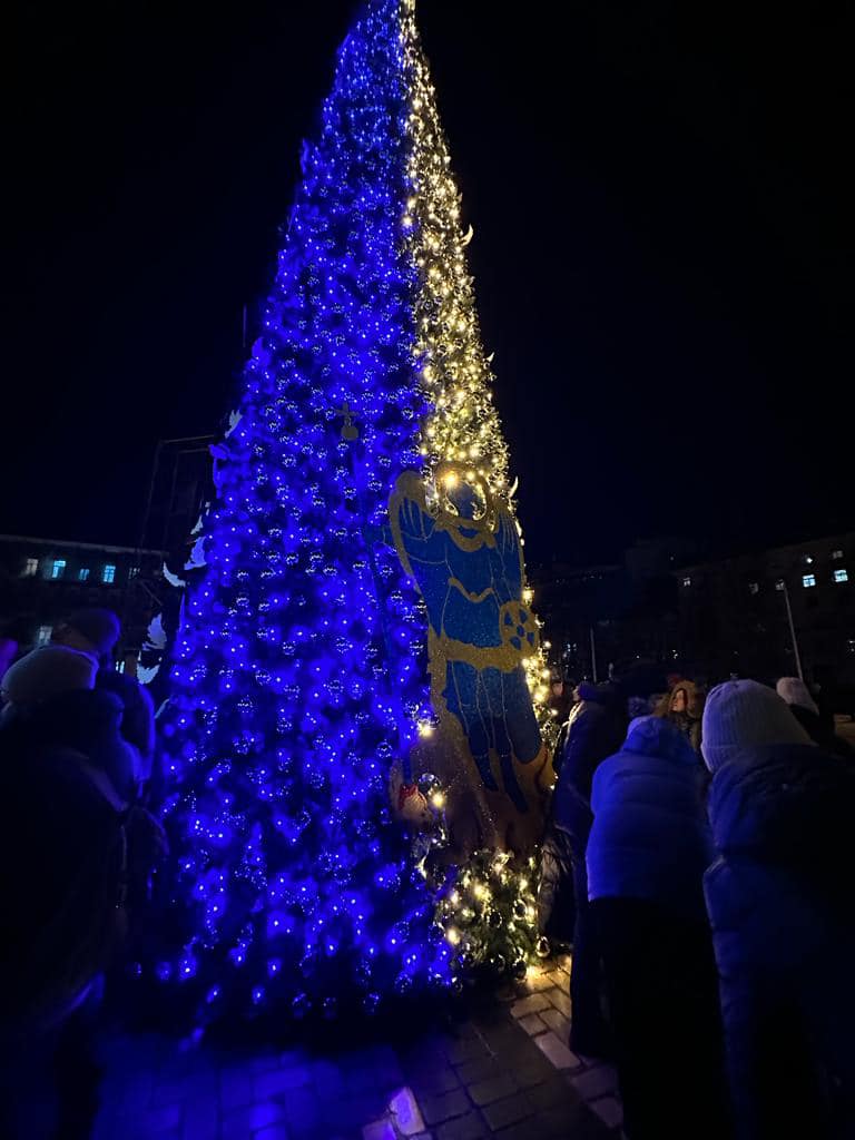 У Києві засвітилася головна Ялинка Незламності. Фото